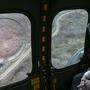 Der Kanzler blickt aus dem Hubschrauber auf den bulgarischen Grenzzaun zur Türkei