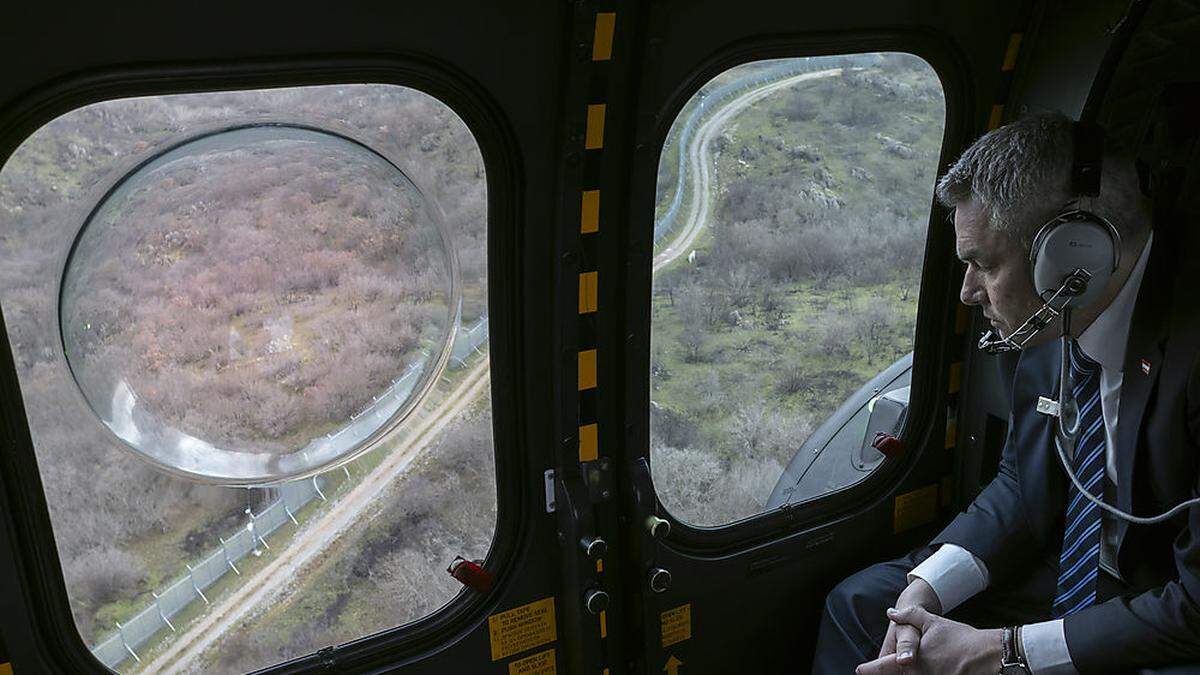 Der Kanzler blickt aus dem Hubschrauber auf den bulgarischen Grenzzaun zur Türkei