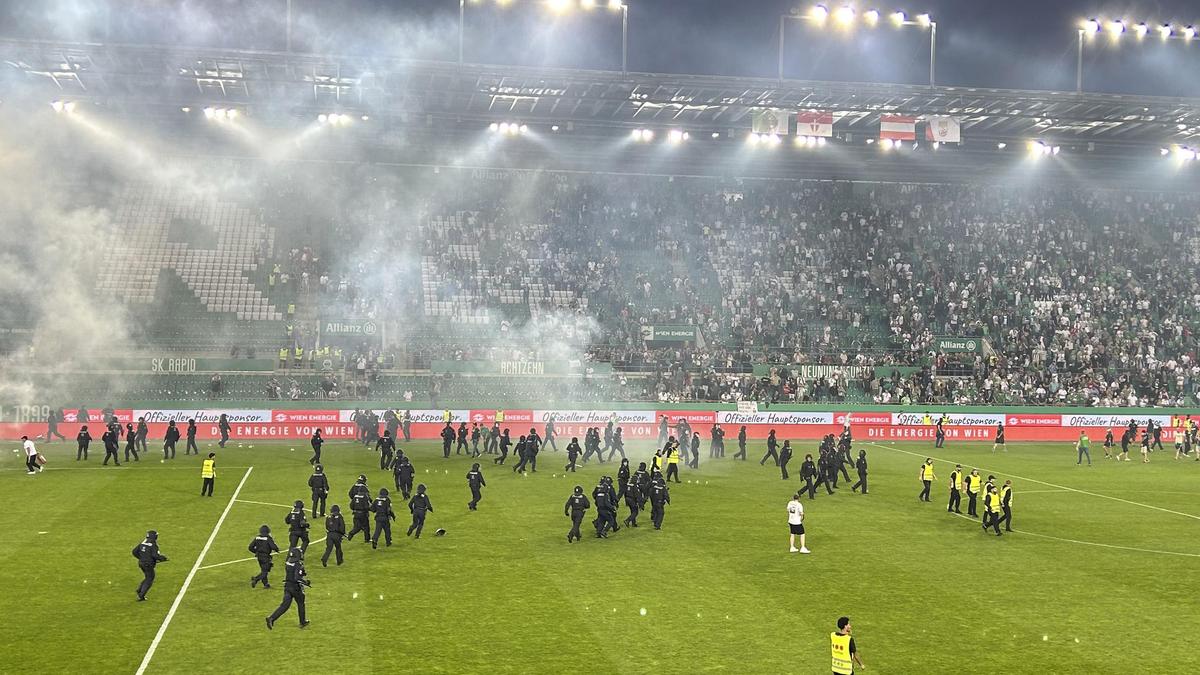 Beim Spiel Rapid Wien gegen Austria Wien ist es zu Fan-Ausschreitungen gekommen