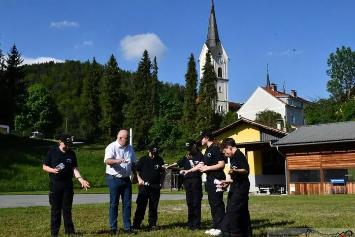 Die Kinder und Jugendlichen schwärmten zusammen mit Bürgermeister Kurt Riemer aus, um eine Wiese neben dem Bauhof zur Bienenweide zu machen.