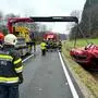 Die Feuerwehr Gamlitz unterstützte das Abschleppunternehmen bei der Bergung des Fahrzeugs