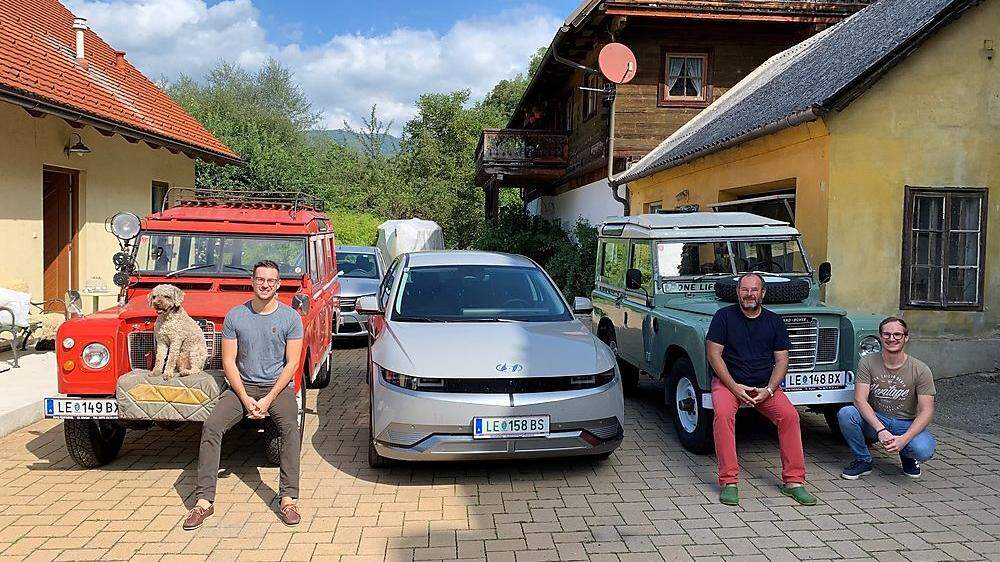 Familie Schmatz aus Leoben hat ein Faible für historische Land Rover, aber auch für E-Mobilität