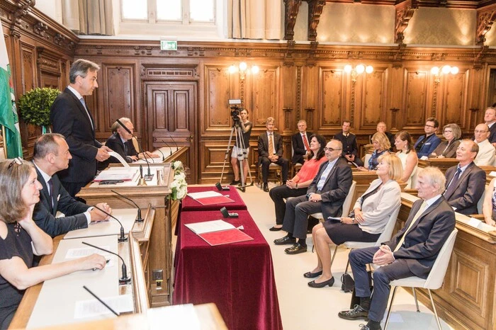 Bürgermeister Siegfried Nagl verlieh den beiden die Ehrenringe, die gesamte Stadtregierung war beim Festakt ebenfalls dabei.