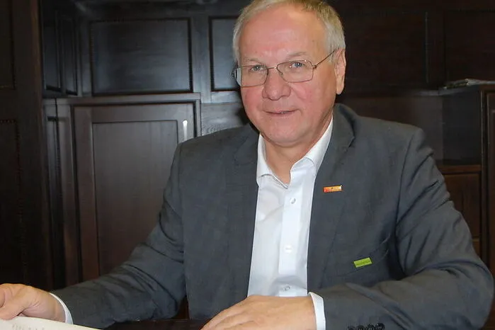 Josef Ober, ÖVP-Bürgermeister von Feldbach: "Die Regierungsbildung nach der Nationalratswahl wird sicher auf die Länder überschwappen, dann wird keine konstruktive Arbeit möglich sein. Womöglich zieht sich ja die Regierungsbildung bis Jänner. "Wenn man das Gesamte betrachtet und das Theater durchspielt, könnte man gleich mitwählen. Sonst wäre noch ein weiteres halbes Jahr vergeudet.