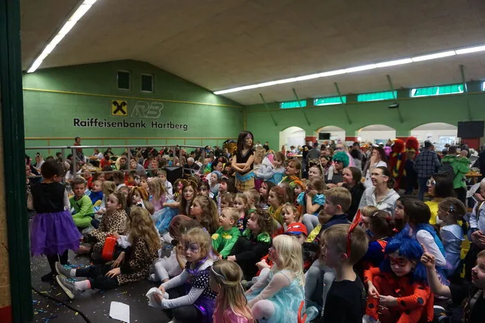 Die vielen Kinder verfolgten gespannt das Kasperltheater