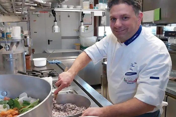 Benetton ist ein Künstler, wenn es darum geht, die Küche des Veneto zu zeigen – mit Meeresfisch, Radicchio, aber auch traditionellen Pastagerichten mit gemüsigem Touch. Unterstützt wird er dabei vom Küchenteam des von Slow Food und Falstaff ausgezeichneten Lokals „magdas“.


8.9.2025, 18.30 Uhr.
Preis: 99 € / Person inkl. 6-Gänge-Menü mit Weinbegleitung (ohne Wasser) oder alkoholfreien Getränken.
Location: Magdas Lokal, Stauderplatz 1, 9020 Klagenfurt am Wörthersee.
Reservierung: reservierungen@magdas-lokal.at oder 0463 / 265 220.
Maximale Teilnehmerzahl: 45 Personen.