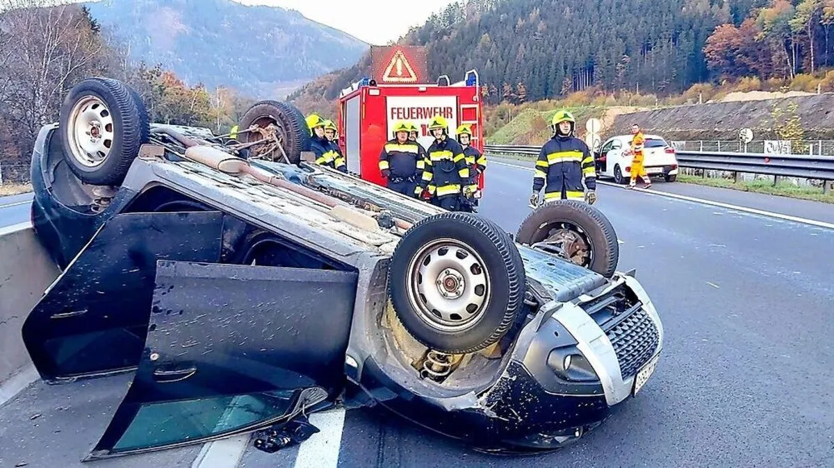Das Fahrzeug kam auf dem Dach zum Liegen