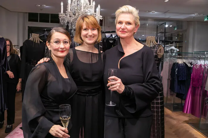Hinter dem Label steckt das Designerinnen-Duo Elke Steffen-Kühnl und Babsi Schneider (im Foto mit PR-Frau Sonja Radkohl). Die Besonderheit ihrer Kollektion besteht in der Kombination traditioneller aber auch technischer Stoffe mit außergewöhnlichen Effekten.