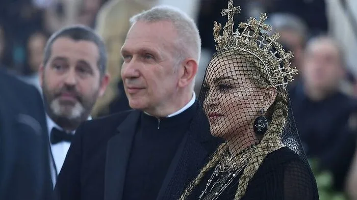 Ein Kleid von Jean Paul Gaultier und eine mit Kreuzen verzierte Krone: Madonna, die Queen of Pop, machte dem Thema "Himmlische Körper" mit Leichtigkeit alle Ehre. Kein Wunder: Die Sängerin ließ sich im Laufe ihrer Karriere immer wieder vom katholischen Glauben inspirieren. Die Sängerin nutzte die Gala, um ihren neuen Song "Beautiful Game" vorzustellen.