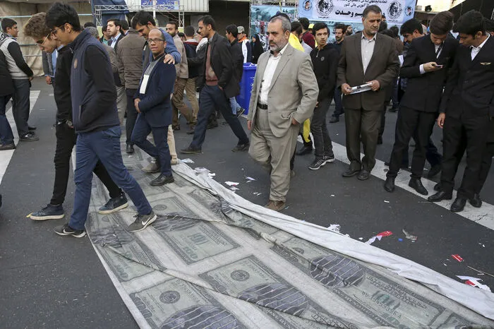 Der Kommandant der Revolutionsgarden, Mohammed Ali Jafari, rief den Demonstranten in Teheran zu, der Iran werde dem "psychologischen Krieg" der USA trotzen. Die amerikanischen "Komplotte und Sanktionspläne werden durch anhaltenden Widerstand besiegt werden."