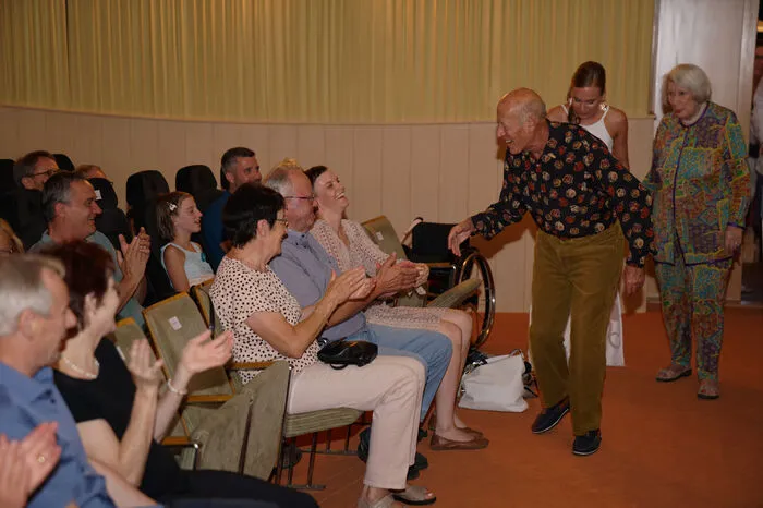 David Helfgott begrüßt mit einer selbstverständlichen Herzlichkeit jeden Menschen, dem er begegnet.