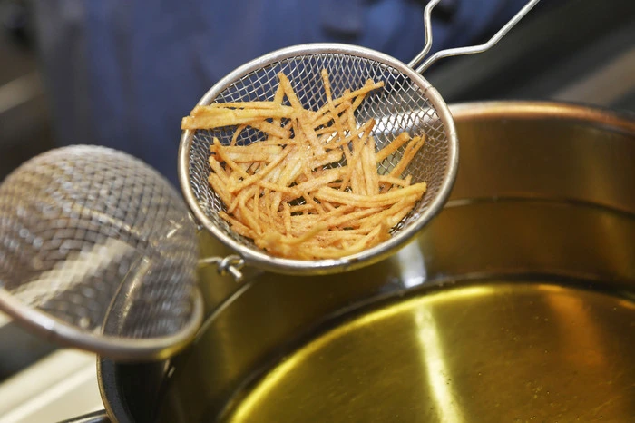 Das Kartoffelnest, goldgelb herausgebacken. Gelingt am besten, wenn man die Kartoffelstreifen vorher mit Stärke staubt.