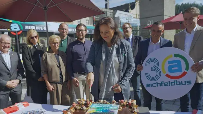 Verkehrslandesrätin Claudia Holzer schnitt die „Geburtstagstorte“ des Aichfeldbusses an