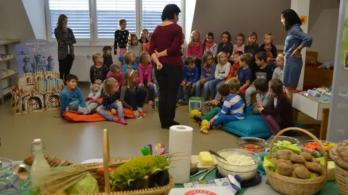 Im Rahmen des österreichweiten „Aktionstages der Bäuerinnen“ anlässlich des Welternährungstages am 16. Oktober besuchten Bäuerinnen im ganzen Bezirk Volksschulen. Ziel dabei war, den Erstklasslern den bewussten und verantwortungsvollen Umgang mit Lebensmitteln zu vermitteln.
