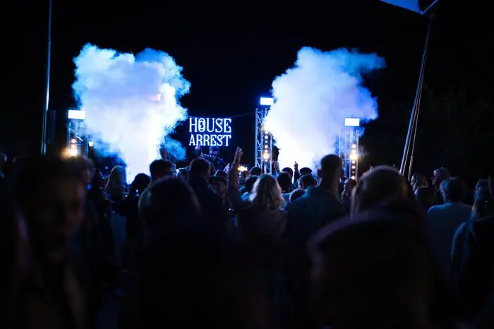 Mit Einbruch der Dämmerung sorgten Nebelsäulen und Scheinwerfer für echte Festival-Atmosphäre.