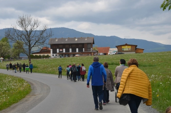 Bei einer familienfreundlichen Rundwanderung werden Kunst, Musik, Geschichten, Kulinarisches und Literarisches an verschiedenen Stationen erlebbar gemacht.