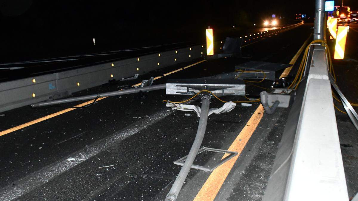 Zu einem Verkehrsunfall auf der A 2-Autobahnauffahrt Hartberg Richtung Sebersdorf rückte die Feuerwehr Hartberg in der Nacht von Freitag auf Samstag aus