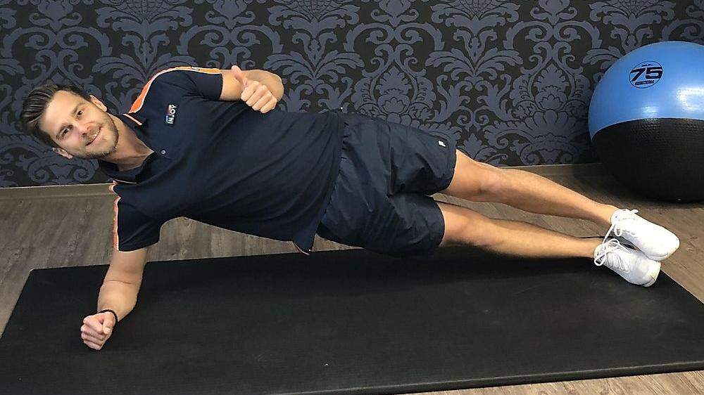 Marcel Kuster ,Athletiktrainer des WAC, zeigt, mit welchen Übungen man zu Hause fit bleibt