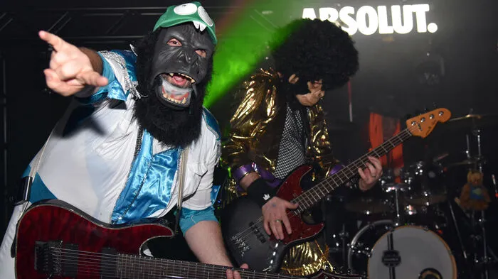 Im Klagenfurter Parkhaus sorgte die Klagenfurter Band Bad Ass Sound Factory kurz BASF Samstagabend dafür, dass bei den Konzertbesuchern bei Hits aus den 1990er Jahren die Sohlen glühten. Wer Lust auf eine Wiederholung hat, kann am 27. Dezember im Bleiburger Pfarrhof beim Frostrock nochmal antanzen.
