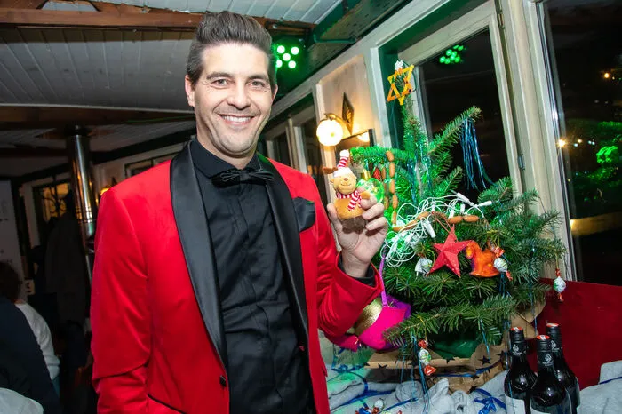 Norbert Oberhauser entschied sich doch gegen die Santa Claus Unterhose und brachte dafür ein singendes Plüsch-Rentier mit.