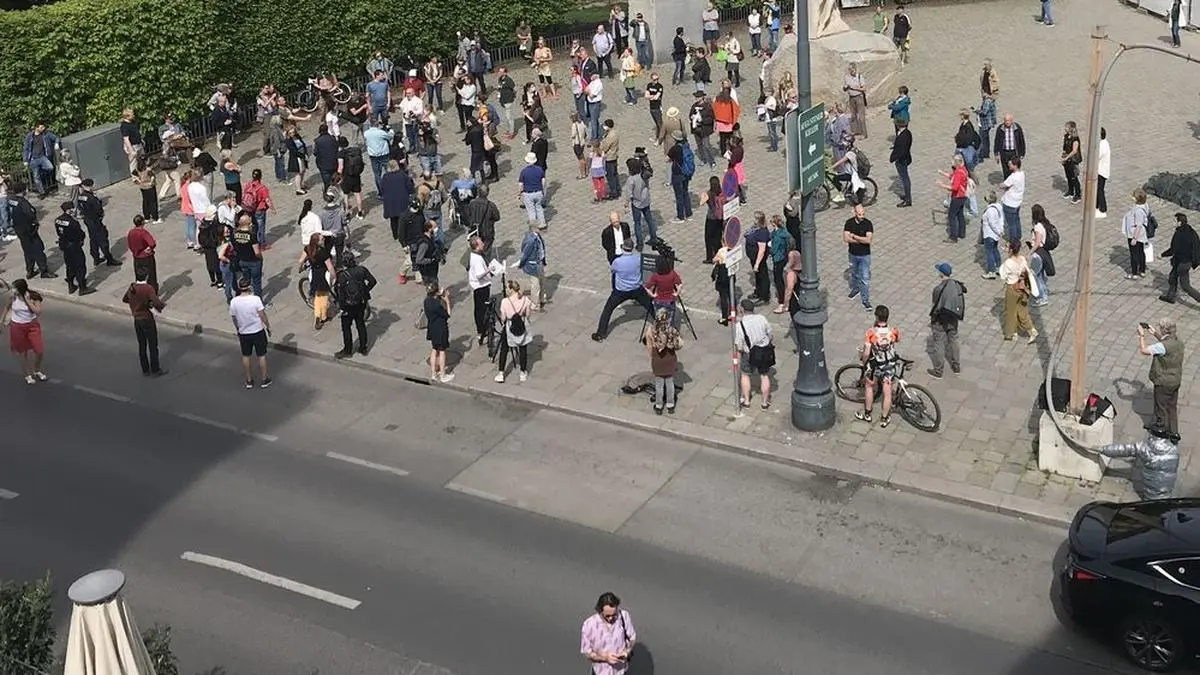 ABD0103_20200424 - WIEN - ÖSTERREICH: Anstelle der von der Polizei untersagten Demonstration der Initiative für evidenzbasierte Corona-Informationen (ICI) findet am Freitag, 24. April 2020, laut Veranstalter eine Presseerklärung statt. Im Bild:  Die Situation am Albertinaplatz. - FOTO: APA/ANGLIKA KREINER