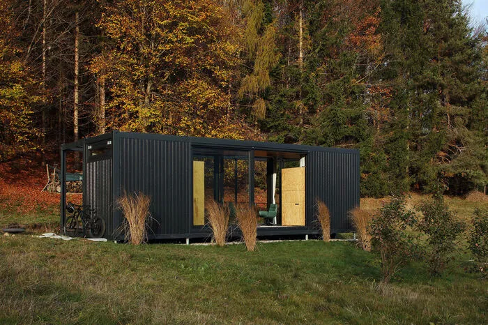 Die kühle Waldluft strömt im Sommer direkt in das Homeoffice. Das Haus sucht bewusst die Nähe zum Waldrand.