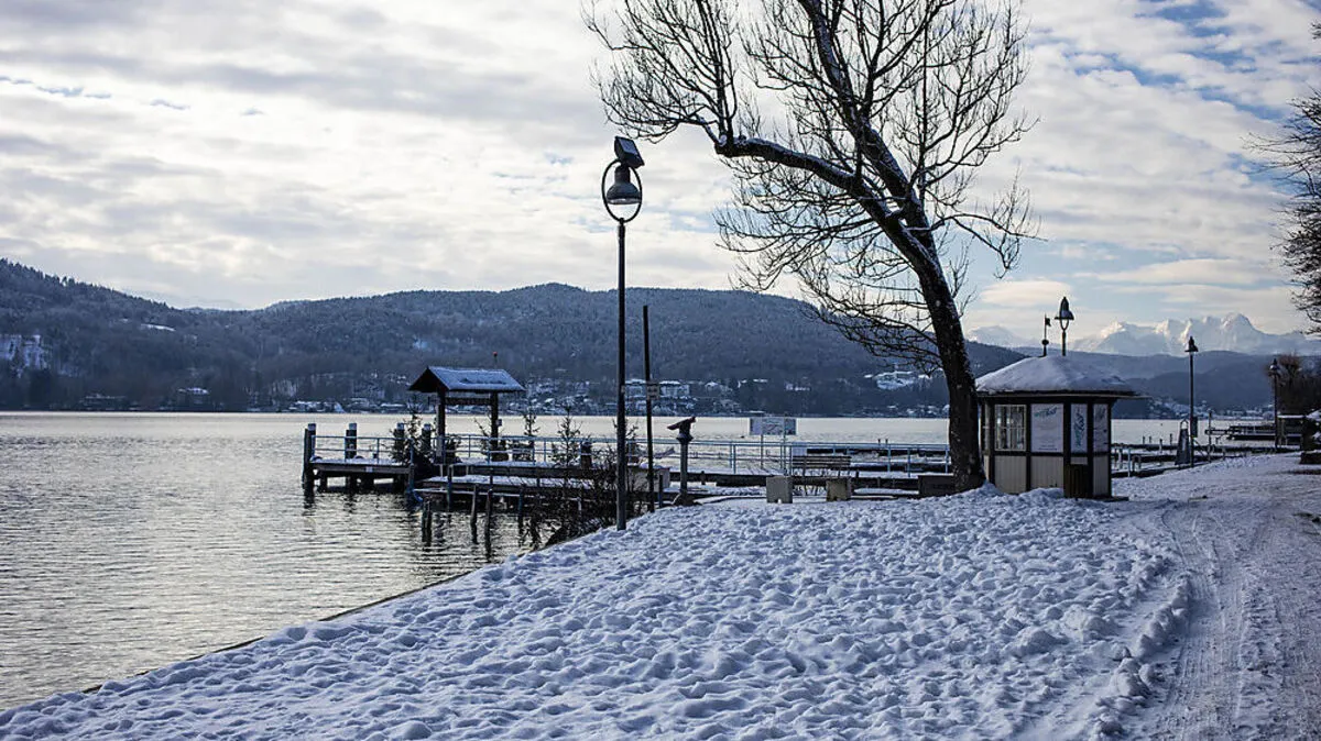 Im Sommer tummeln sich auf der Promenade in Krumpendorf die Urlauber, im Winter geht es beschaulicher zu.