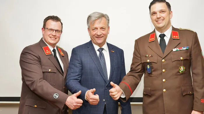Die Freiwillige Feuerwehr Breitenbuch wird in den nächsten fünf Jahren von einem bewährten Duo geführt. Kommandant Otmar Fink und sein Stellvertreter Philipp Schaden wurden in ihren Funktionen wiedergewählt und bestätigt. Bürgermeister Anton Prödl gratulierte zur Wiederwahl.
