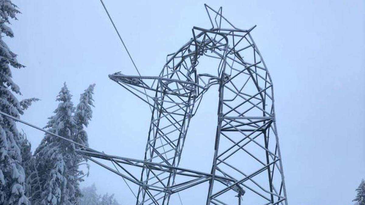 Ein eingeknickter Strommast in der Obersteiermark sorgte für einen großflächigen Stromausfall