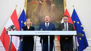 ABD0025_20251203 - WIEN - ÖSTERREICH: Außenministerin Beate Meinl-Reisinger (NEOS), Bundeskanzler Christian Stocker (ÖVP) und Vizekanzler Andreas Babler (SPÖ) am Mittwoch, 3. Dezember 2025, anl. des Ministerrats im Bundeskanzleramt in Wien. - FOTO: APA/HELMUT FOHRINGER