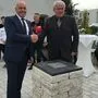 Bürgermeister Georg Rosner und Wernher Hoffmann (Vermessungsamt) beim neuen GPS-Kontrollpunkt in Oberwart.