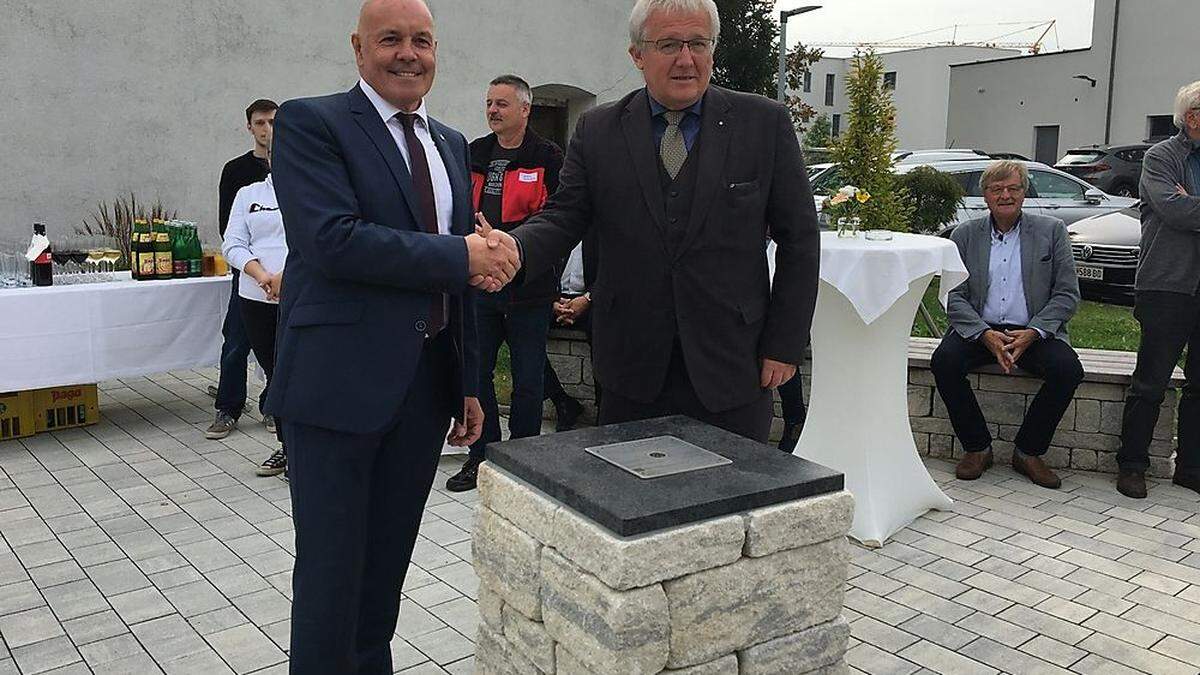 Bürgermeister Georg Rosner und Wernher Hoffmann (Vermessungsamt) beim neuen GPS-Kontrollpunkt in Oberwart.