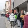Die Warteschlange vor der Grazer Impfstraße reicht am Dienstag über den Jakominigürtel bis zur Stadthalle zurück