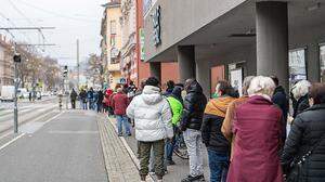 Die Warteschlange vor der Grazer Impfstraße reicht am Dienstag über den Jakominigürtel bis zur Stadthalle zurück
