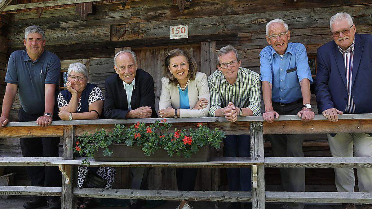 Der neue alte Bezirksausschuss mit dem Innervillgrater Bürgermeister Josef Lusser und Landesobfrau Patrizia Zoller-Frischauf