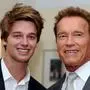 Der US-amerikanische Schauspieler und Politiker Arnold Schwarzenegger (r.) und sein Sohn Patrick Arnold Shriver posieren am Freitag (07.10.11) bei der Eroeffnung des Arnold Schwarzenegger Museums in Thal bei Graz in einem Raum des Museums. Das Arnold Schwarzenegger Museum ist in dem Haus untergebracht, in dem Schwarzenegger am 30. Juli 1947 geboren ist. Foto: www.arnieslife.com/dapd,sujet, porträt, feature,arnold schwarzenegger museum in thal, eröffnung