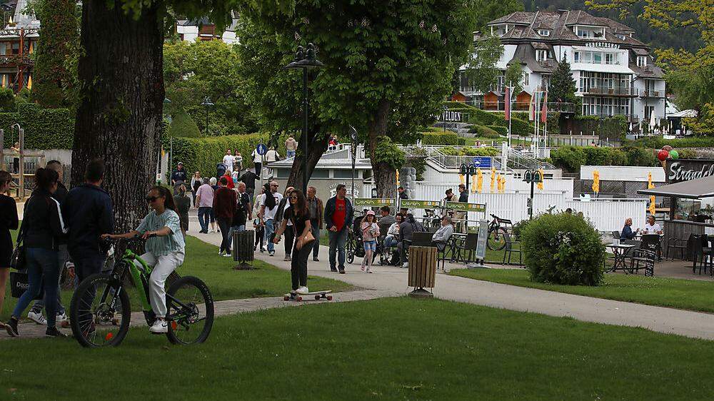 In Velden sind an schönen Tagen hunderte Menschen unterwegs. Jetzt steigt die Sorge um weitere Corona-Infektionen (Archivfoto)