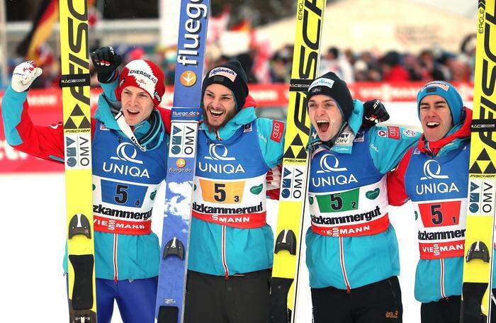 Michael Hayböck, Manuel Fettner, Manuel Poppinger und Stefan Kraft jubelten 2016 über Bronze mit der Mannschaft