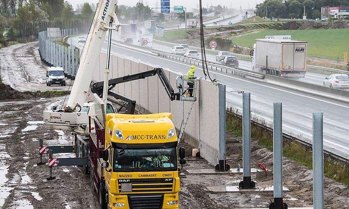 Eine vier Meter hohe Wand soll Migranten von einer Fahrt nach Großbritannien abhalten. 