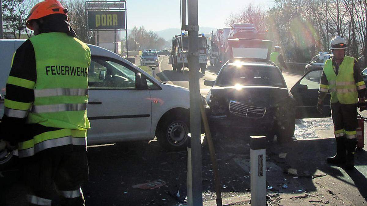 Pkw, der auf Umfahrung auffahren wollte, wurde vom Fahrzeug, das aus Richtung Bad Gleichenberg kam, vorne leicht touchiert