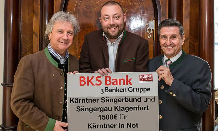 Horst Moser (links) und Michael Glantschnig übergaben den Scheck an Albert Lesjak