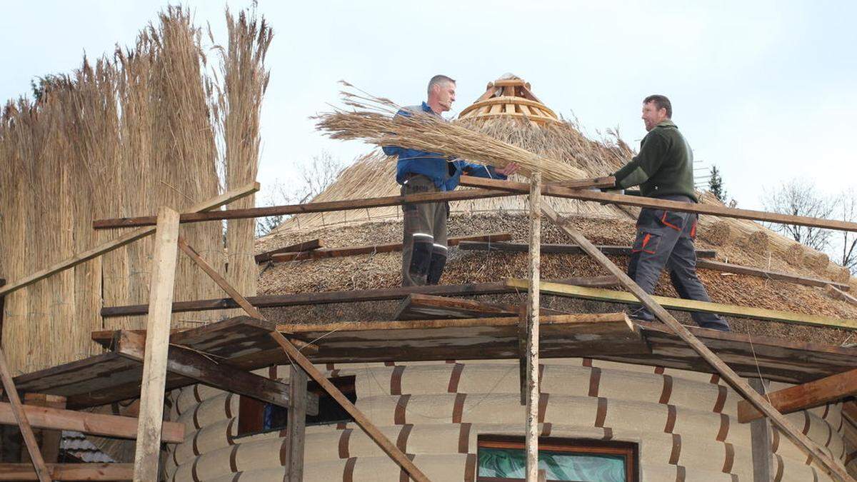 Die Schilfrohrdachdecker reisten eigens aus Ungarn an 