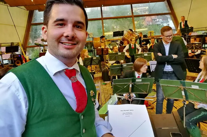 Am Dirigentenpult: Gernot Mang.