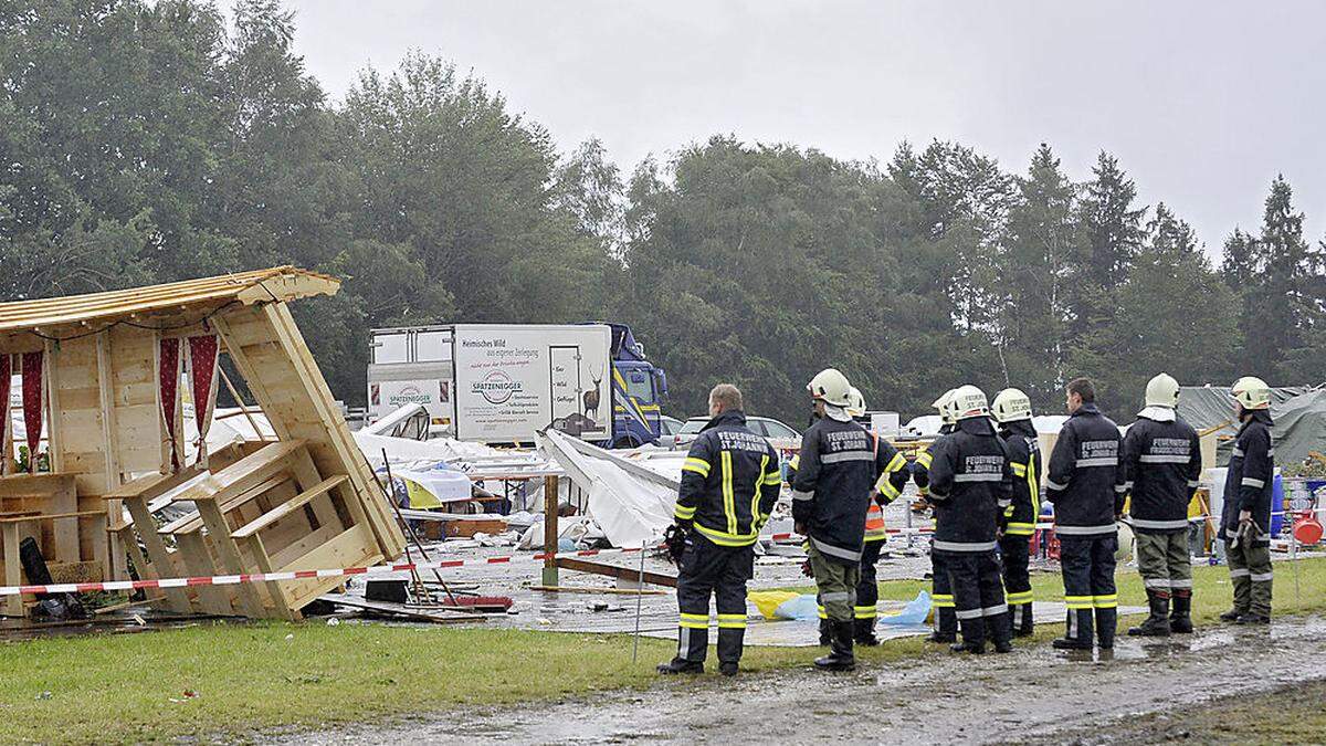 Das Unglück forderte zwei Todesopfer, eine Sturmböe riss das Festzelt um