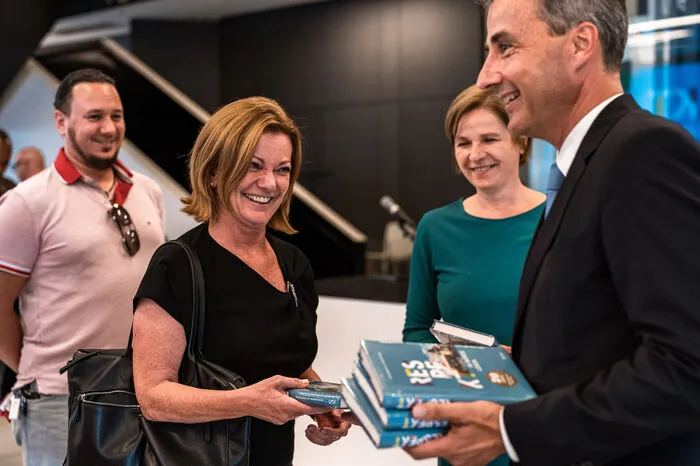 Händler-Blut verpflichtet: Der Herausgeber ließ es sich nicht nehmen, sein Buch persönlich zu verteilen - hier an die Vorsitzende im Menschenrechtsbeirat, Angelika Vauti-Scheucher.