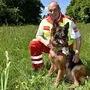 Siegfried Stückler sucht mit seiner Rettungshündin „Daisi“ ehrenamtlich und zu jeder Uhrzeit vermisste Personen 