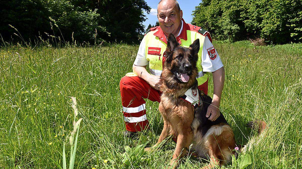 Siegfried Stückler sucht mit seiner Rettungshündin „Daisi“ ehrenamtlich und zu jeder Uhrzeit vermisste Personen 