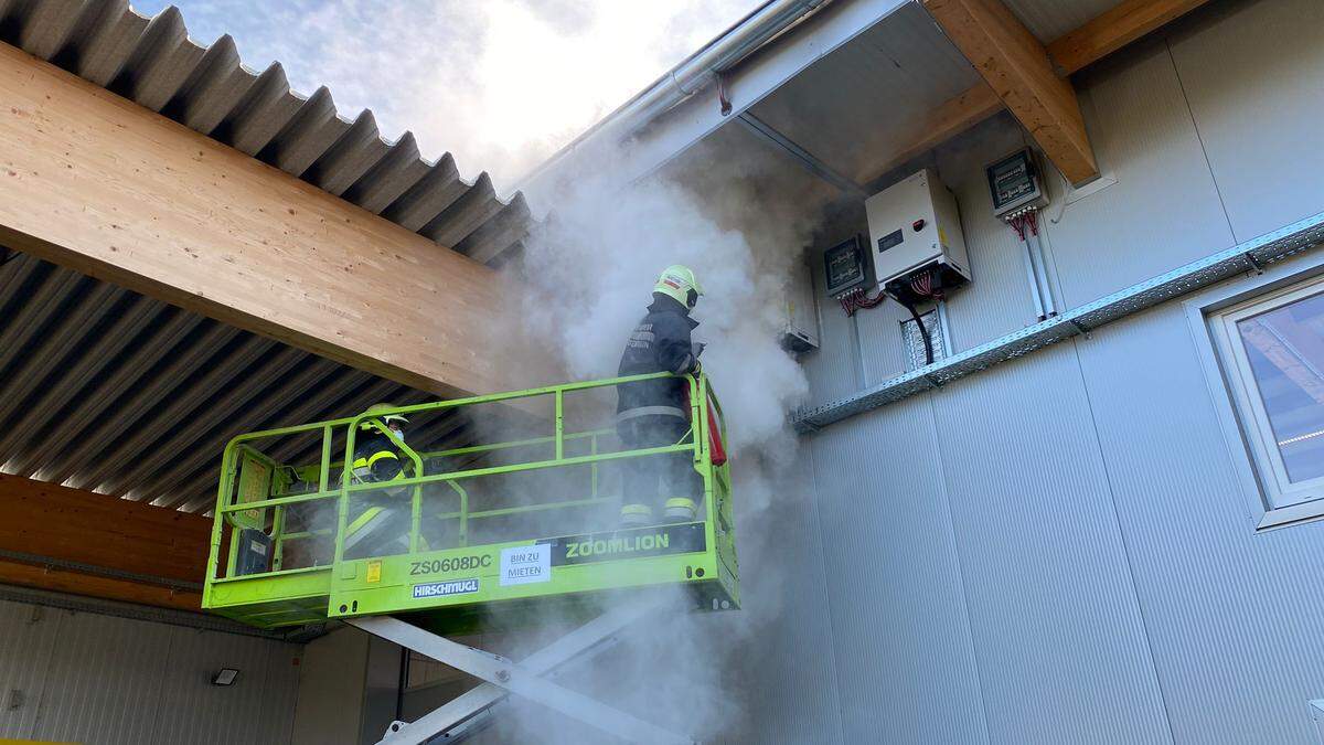 Die Feuerwehr Halbenrain konnte den Brand im Postverteilerzentrum Unterpurkla rasch löschen