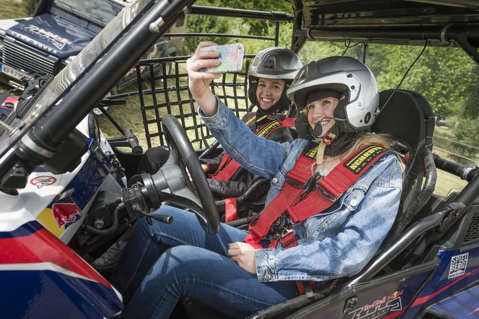 Mit Buggies lebten die Grid Girls „made in Austria“ ihre Begeisterung für Motorsport aus ...