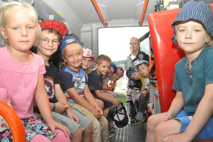 Die Kinder bekamen einen Einblick in die Einsatzfahrzeuge und machten mit den Feuerwehrkameraden sogar eine Rundfahrt mit Blaulicht und Folgetonhorn.